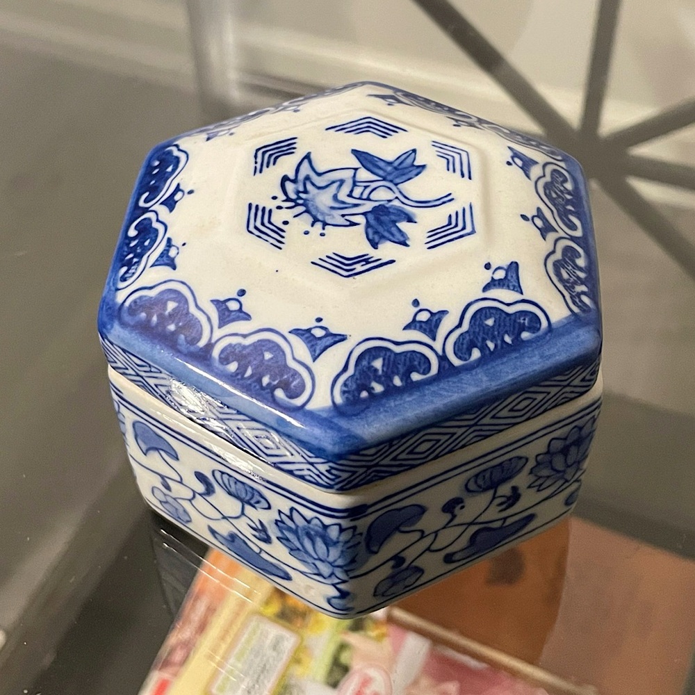 chinese blue & white porcelain lidded trinket box